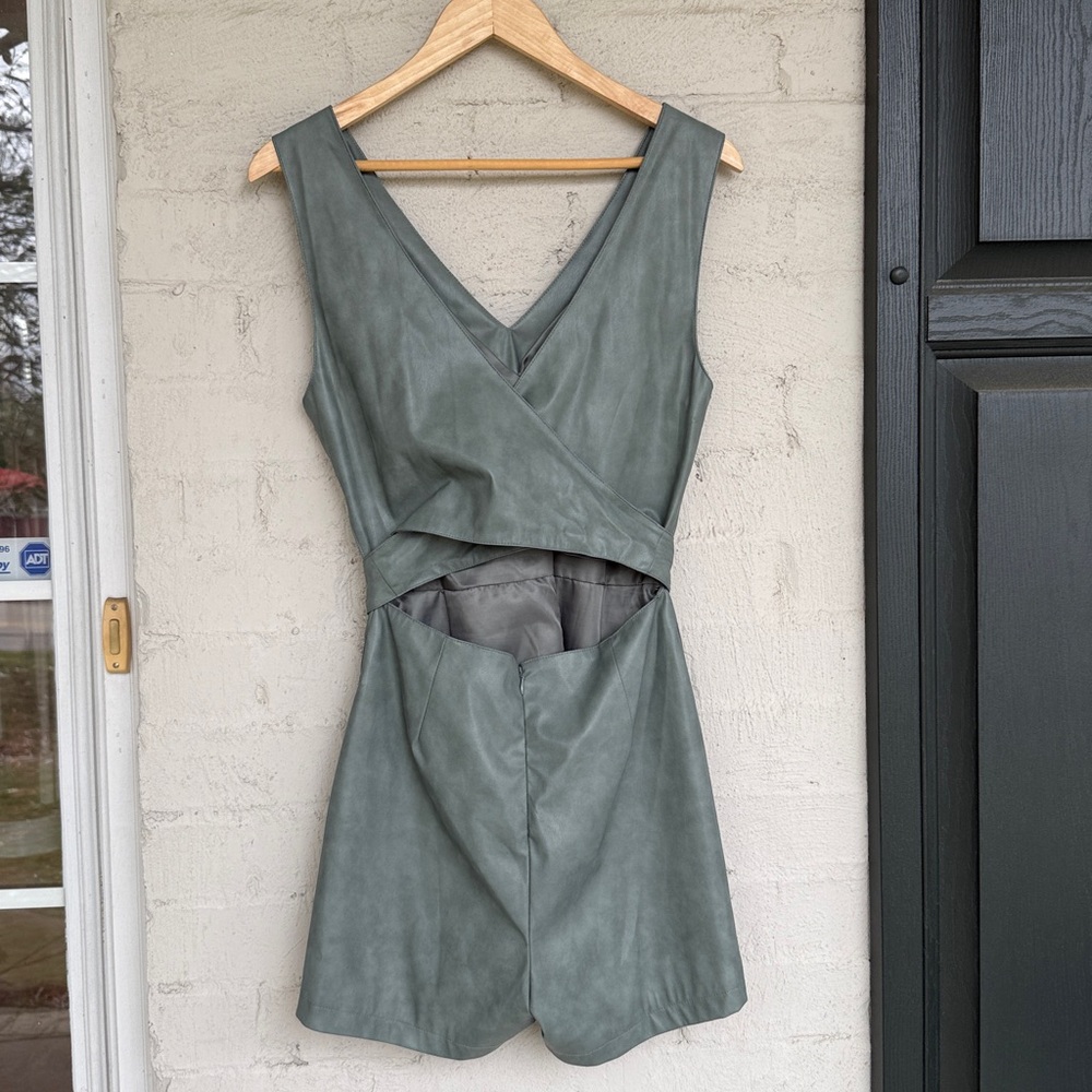Anthropologie Avec Les Filles Cross Back Faux Leather Romper Size Small - Picture 7 of 12